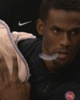 爱游戏体育-望无大碍！杜伦肩膀疑似出现不适  坐在板凳席上裹着厚厚的绷带