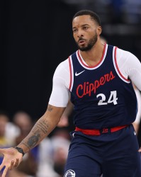 爱游戏体育-船记：如果鲍威尔被交易，有可能要等到明年2月交易截止日才会发生