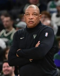 ayx sports-里弗斯否认本赛季结束后退休！波蒂斯：他不会放弃1500万美金薪水|雄鹿|奥斯汀-里弗斯|密尔沃基雄鹿队|鲍比-波蒂斯|NBA常规赛_新浪体育_新浪新闻